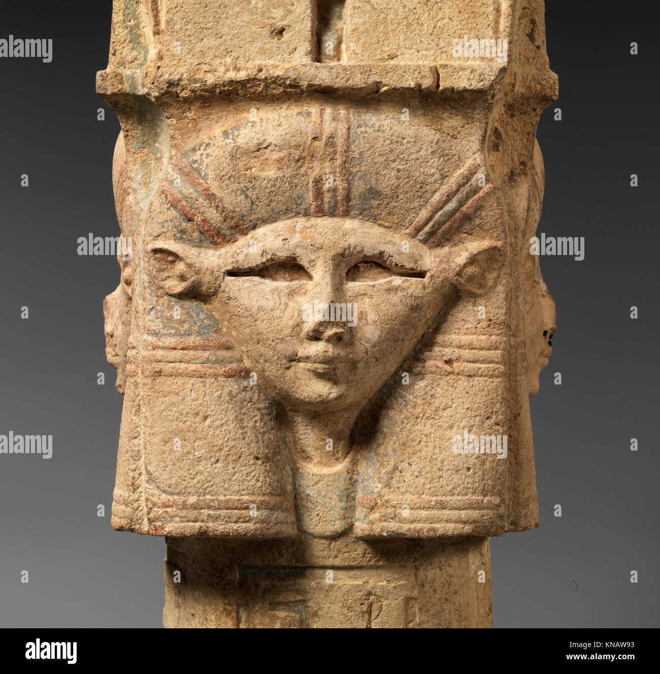 Diese Säule mit der Hauptstadt des Hathor-Emblems und den Inschriften Nectanebo I veranschaulicht das altägyptische architektonische Design, die königliche Symbolik und das kulturelle Erbe. Stockfoto