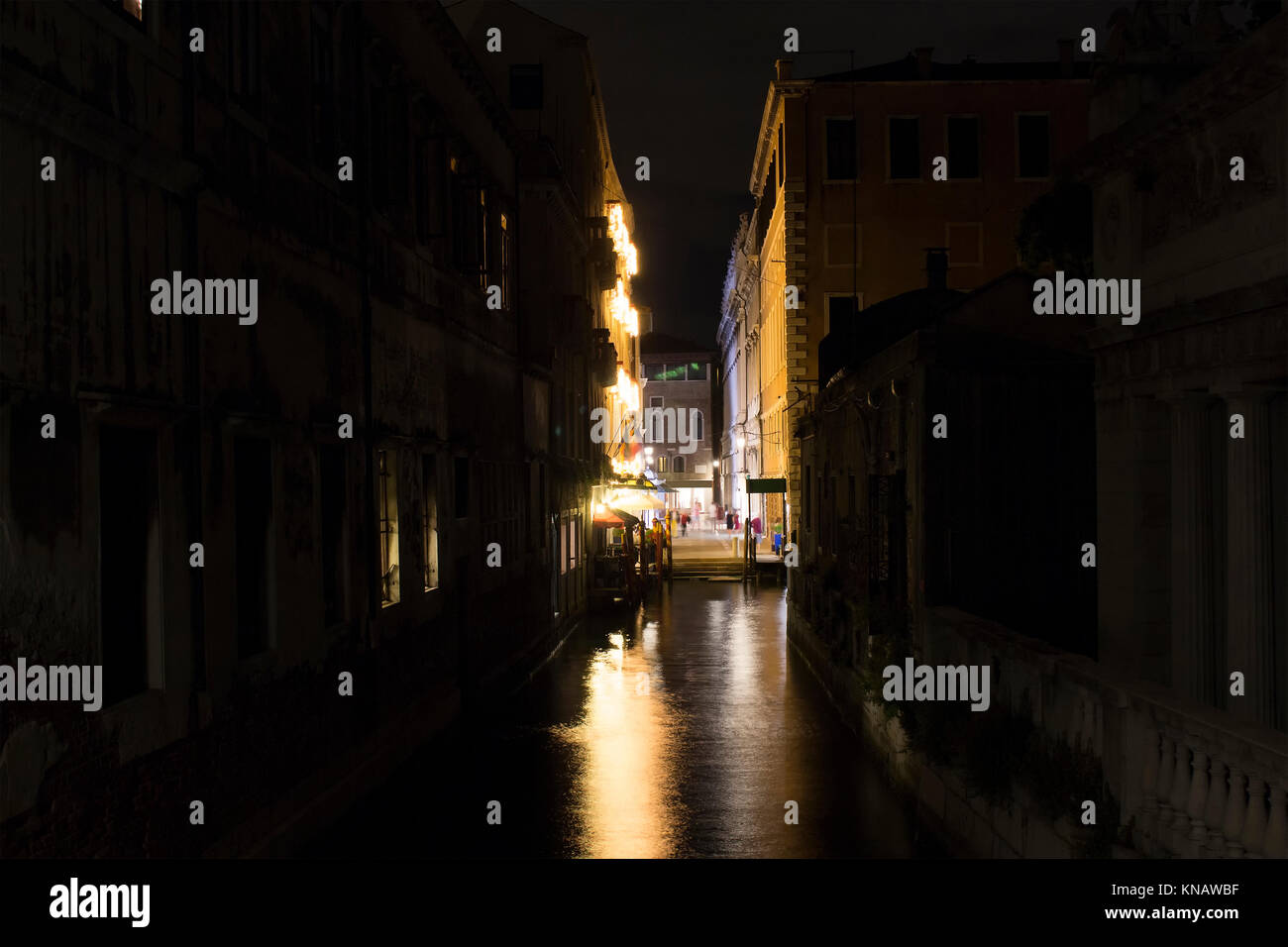 Lange ausgesetzt Bild einer Straße und Kanal in der Nacht in Venedig/Italien. Stockfoto