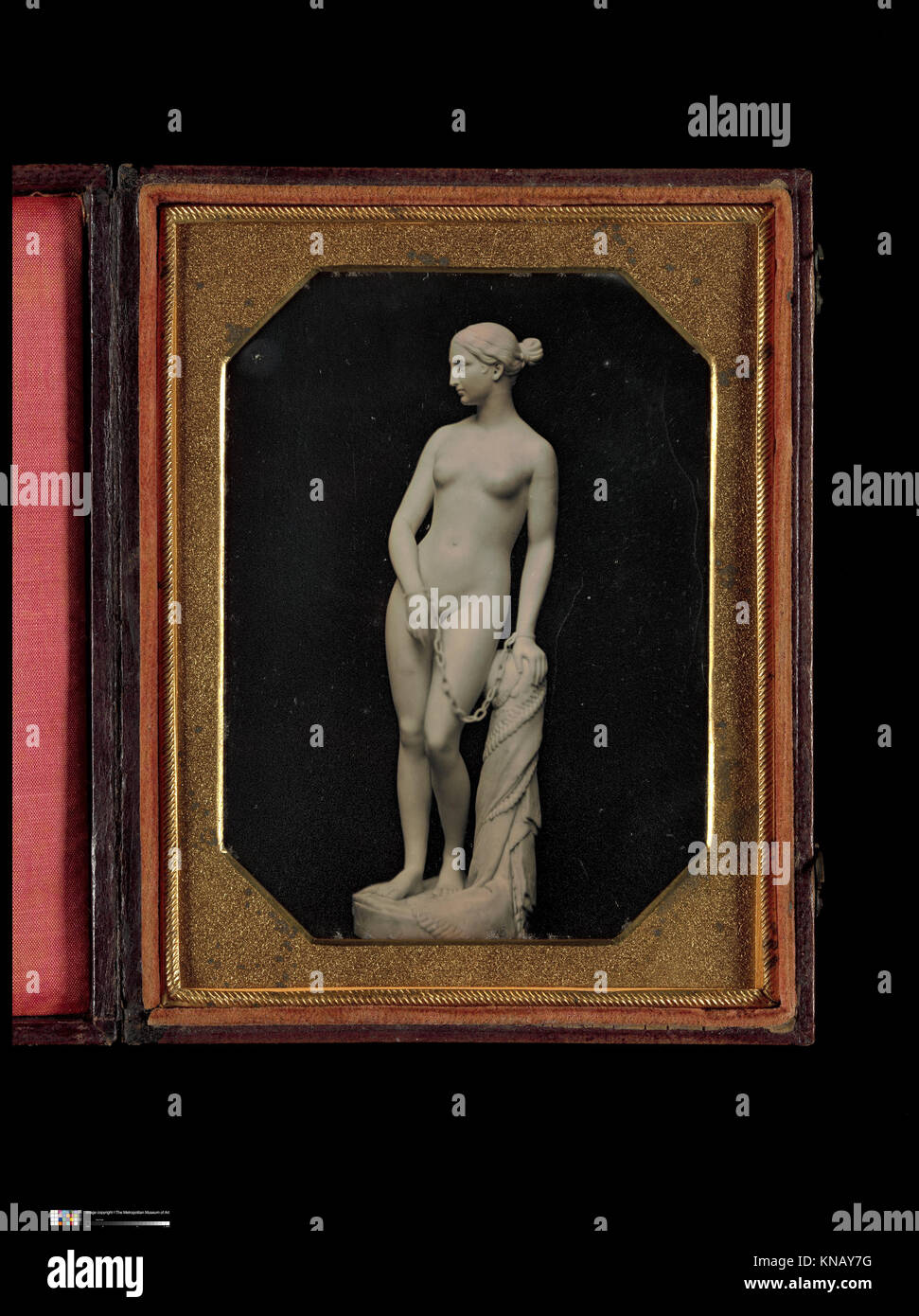 Hiram Powers’ Skulptur „The Greek Slave“ in the MET stellt eine Frau in Ketten als neoklassisches Symbol für Sklaverei und Freiheit dar und betont allegorischen und künstlerischen Ausdruck. Stockfoto