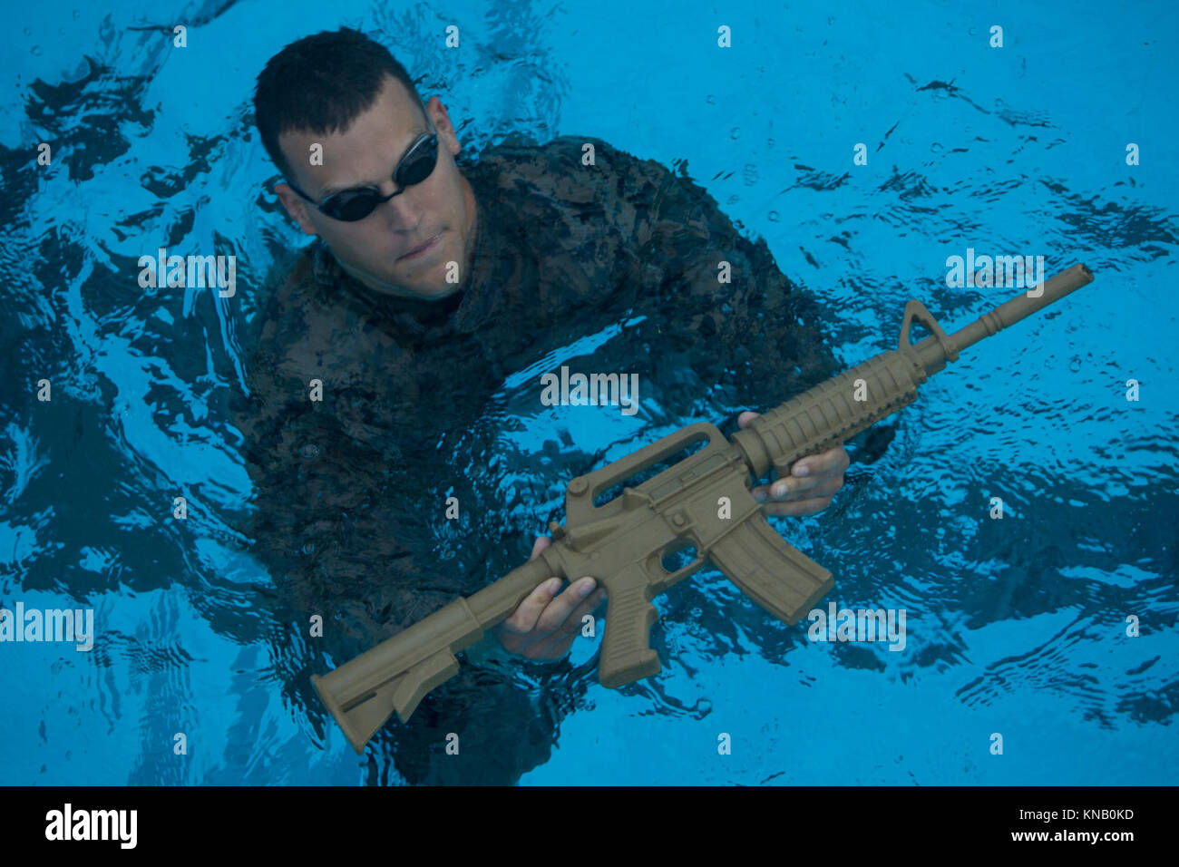 1. Lt. Simon Judd trägt eine Waffe während der Wasser Spurweite Teil einer Aufklärung Screening auf Camp Hansen, Okinawa, Japan, Dez. 1, 2017. Siebdruckeinrichtungen mit 3 Reconnaissance Bataillon bewertet Service Mitglieder an der Teilnahme an der grundlegenden Aufklärung Kurs durch eine Reihe von physisch anspruchsvollen Tests interessiert. Judd, ein Eingeborener von Butte, Montana, ist ein Ausbilder an der Jungle Warfare Training Center. (U.S. Marine Corps Stockfoto