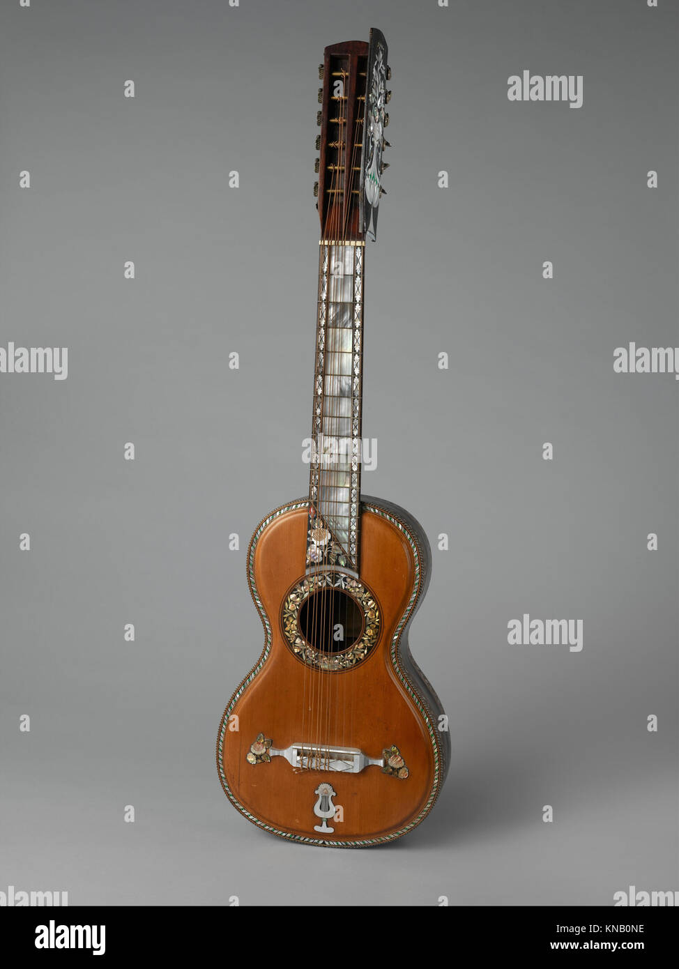 Guitarra septima (7-saitige Gitarre) MET DP 331492 506812 Stockfoto