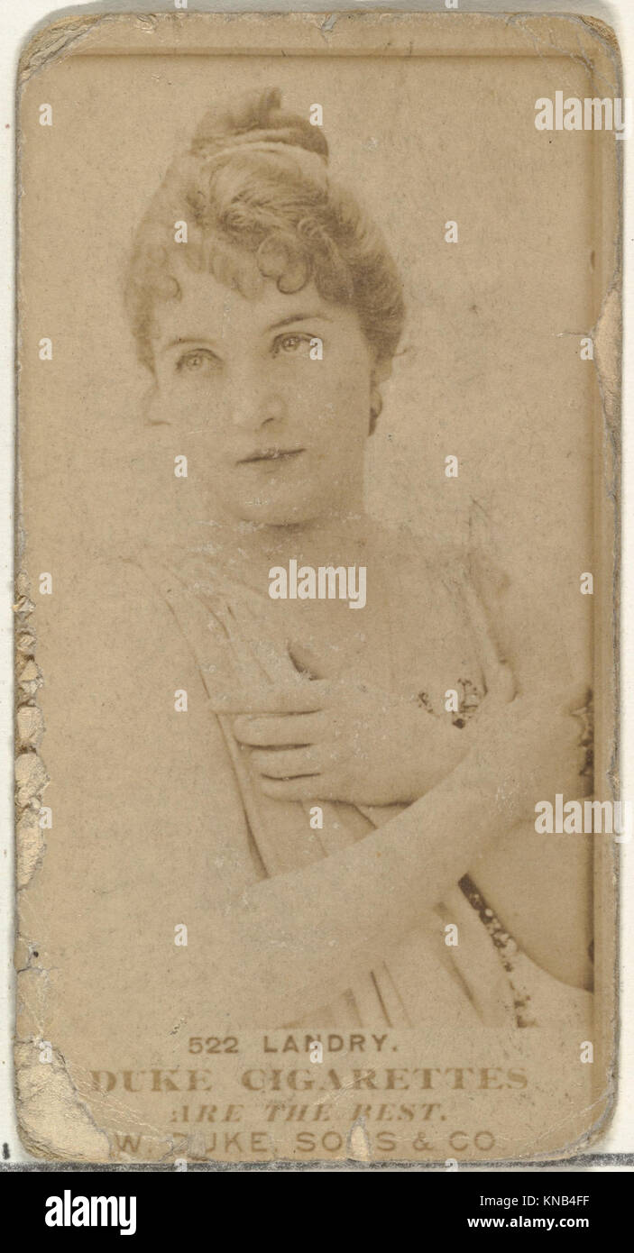 Eine Karte aus der Serie „Girl Baseball Players“, die Virginia Brights Zigaretten fördert und Werbung und Sportkultur des frühen 20. Jahrhunderts illustriert. Stockfoto