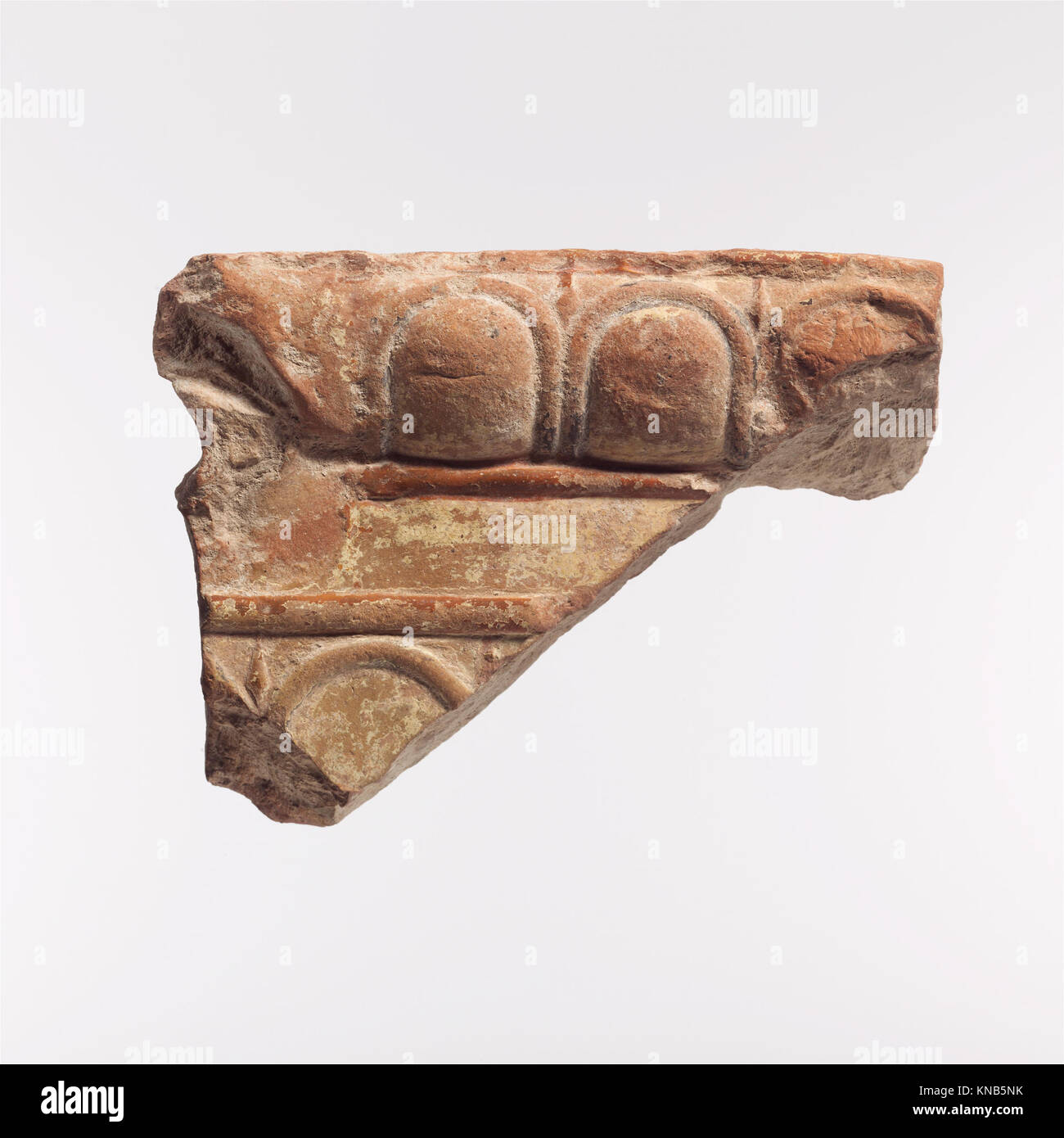 Fragment einer Terrakotta architectural tile MET DP 130730 252640 Lydischen, Fragment eines architektonischen Terracotta Fliesen, 6. Jahrhundert v. Chr., Terrakotta, Gesamt: 8 1/8 x 6 in. (20,6 x 15,2 cm). Das Metropolitan Museum of Art, New York. Geschenk der Amerikanischen Gesellschaft für die Ausgrabung von Sardes, 1926 (26.199.70) Stockfoto