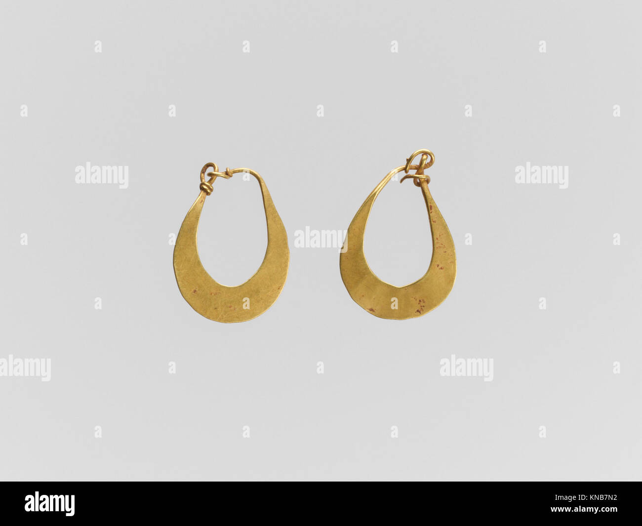 Gold sichelförmige Ohrring MET DP 135935 243289 Stockfoto