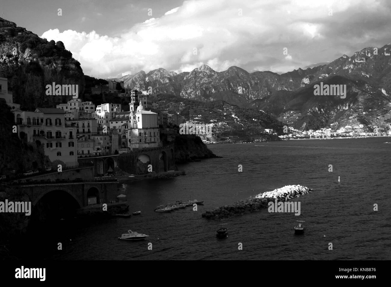 Schwarze und Weiße Italien Landschaft - Atrani Stadt auf die Amalfi Küste Stockfoto