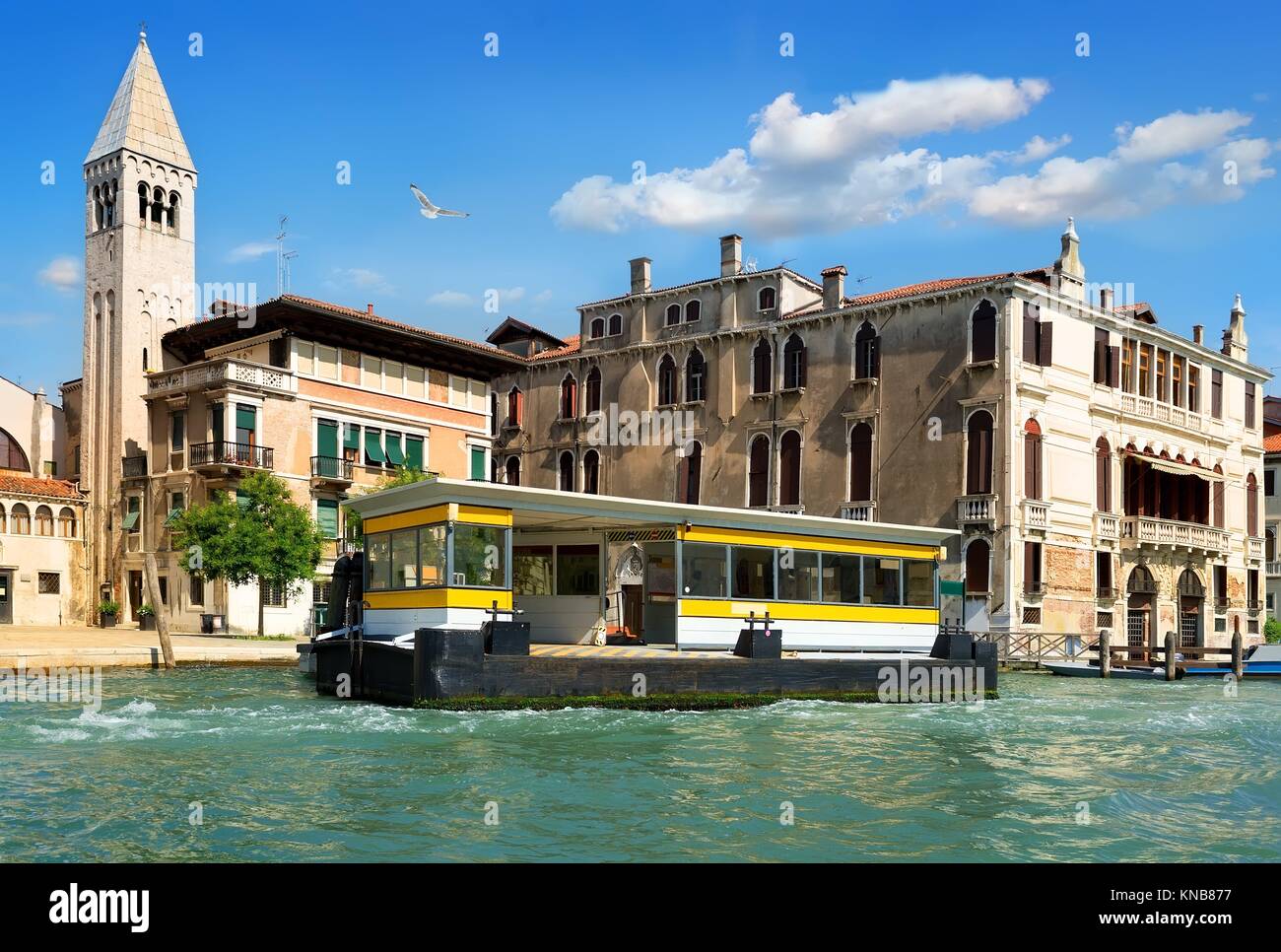 Vaporetto Stop in Venedig in der Nähe von alten Gebäuden, Italien. Stockfoto