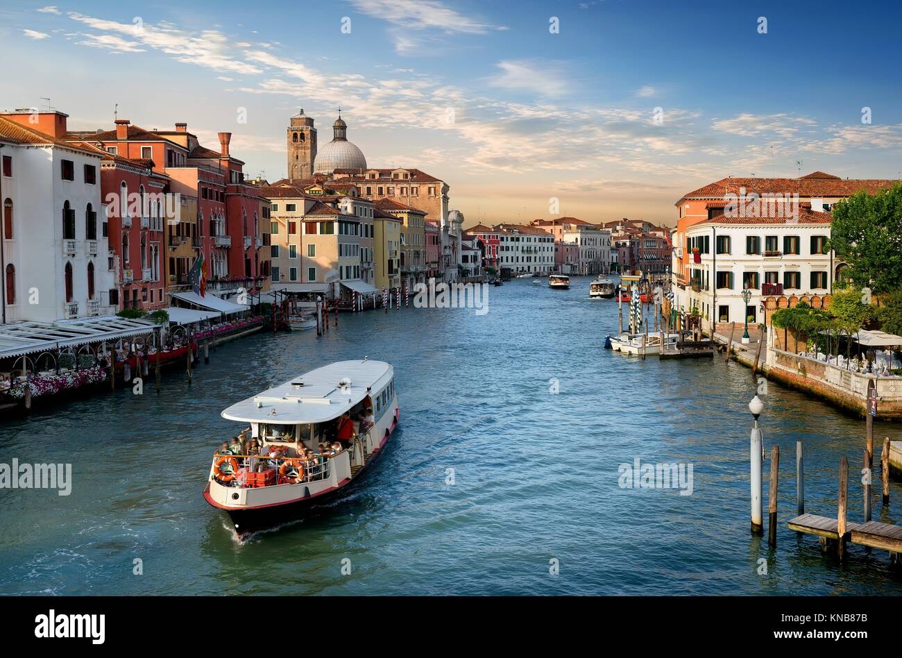 Mit dem Vaporetto am Grand Canal in Venedig, Italien. Stockfoto