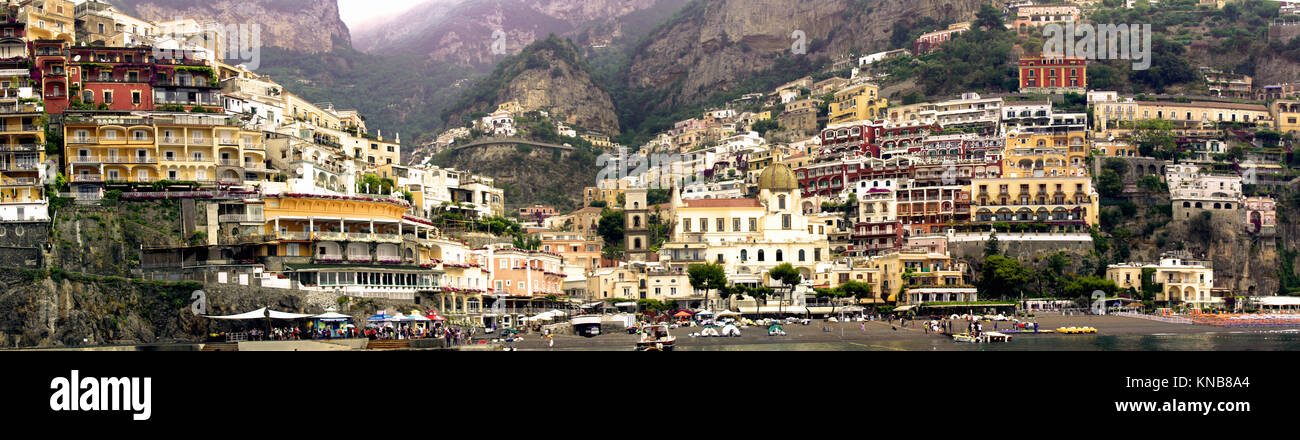Atemberaubende Landschaft von Positano, Amalfi Küste - Italien. Positano ist ein Dorf hochliegend auf der südlichen Italien Amalfi Küste. Stockfoto