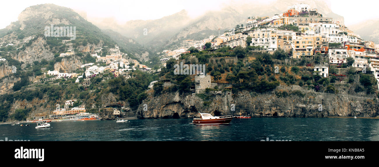 Atemberaubende Landschaft von Positano, Amalfi Küste - Italien. Positano ist ein Dorf hochliegend auf der südlichen Italien Amalfi Küste. Stockfoto
