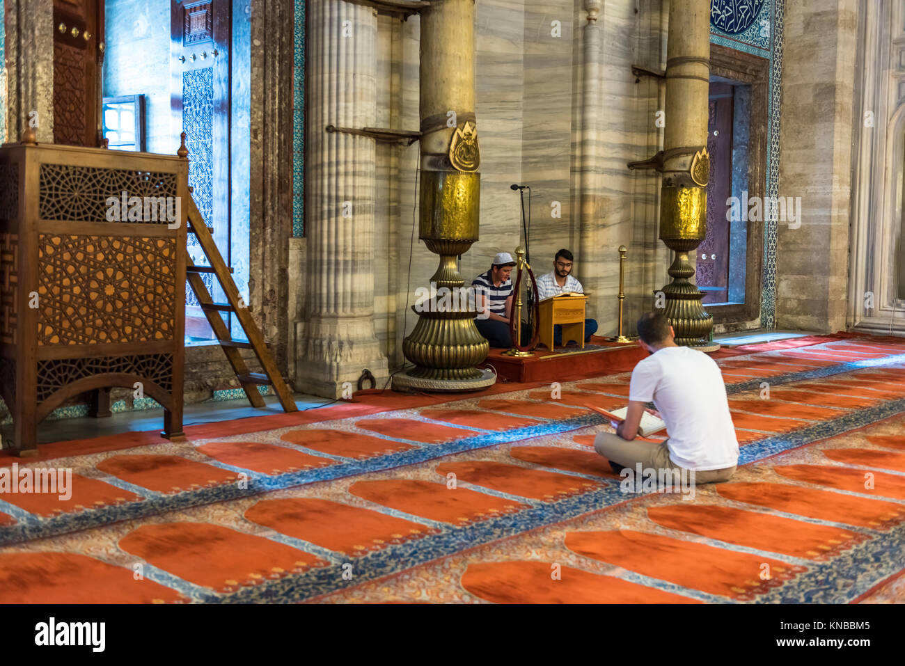 Nicht identifizierte Türkischen muslimischen Männern in der Süleymaniye-moschee beten, mit islamischen Elementen gestaltet und durch die osmanischen Architekten Sinan. Istanbul, Türkei entwickelt. Stockfoto