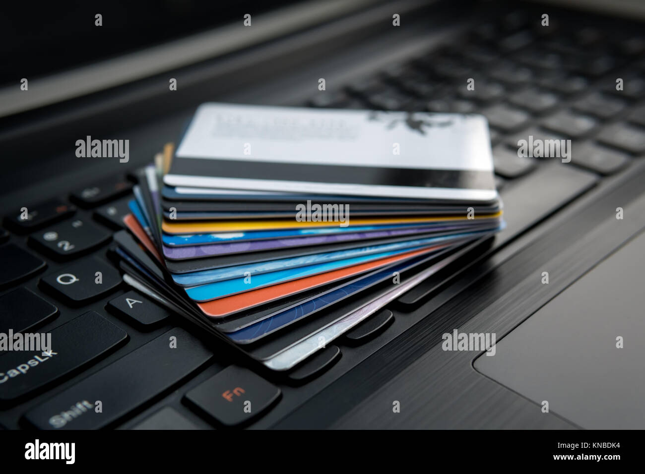 Kreditkarten auf einem Laptop Tastatur Konzept für e-commerce, Konsumverhalten oder Electronic Banking. Internet banking. Kauf von Waren. Lohn- und einen Rabatt ca Stockfoto