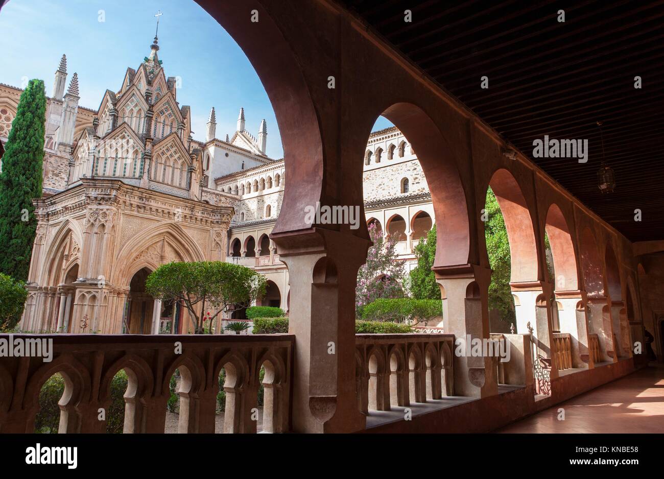 Zentrales Gebäude von Guadalupe Kloster Kreuzgang aus offenen Arcade. Caceres, Extremadura, Spanien. Stockfoto