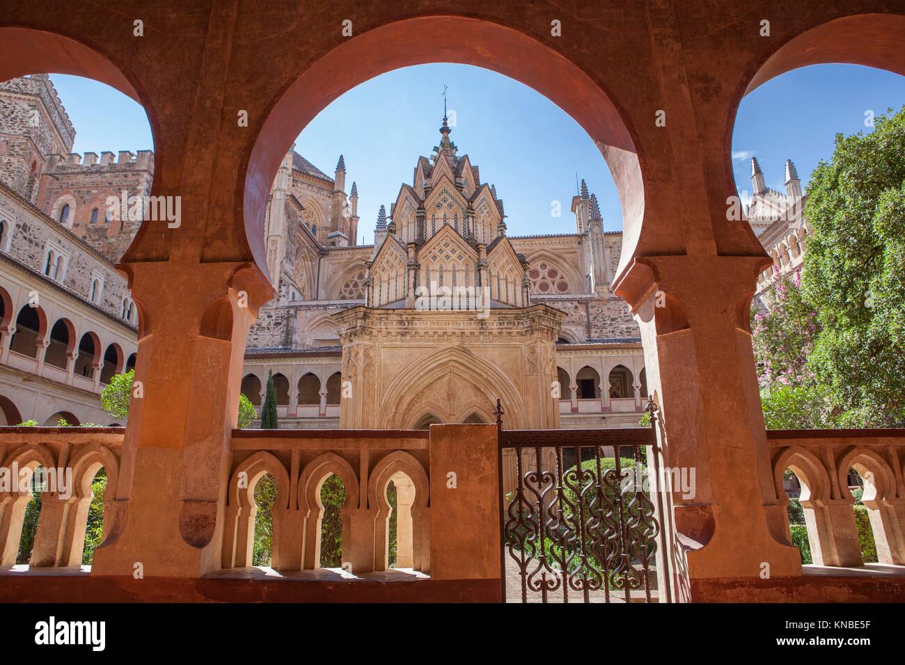 Guadalupe Kloster Kreuzgang aus offenen Arcade. Mudejar Bögen detail. Caceres, Spanien. Stockfoto