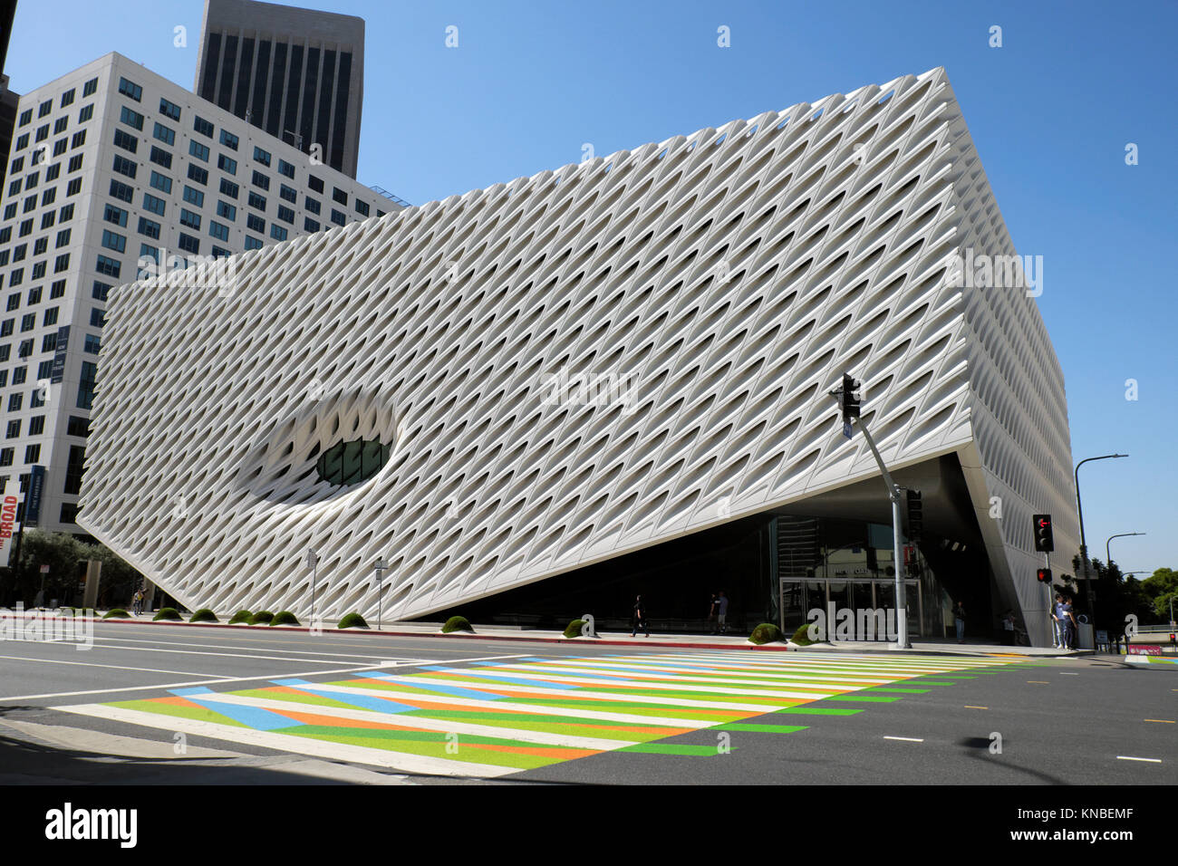 Außenansicht des Broad Art Museum Building Carlos Cruz-Diez Crosswalk South Grand Avenue in Downtown Los Angeles, LA California USA KATHY DEWITT Stockfoto