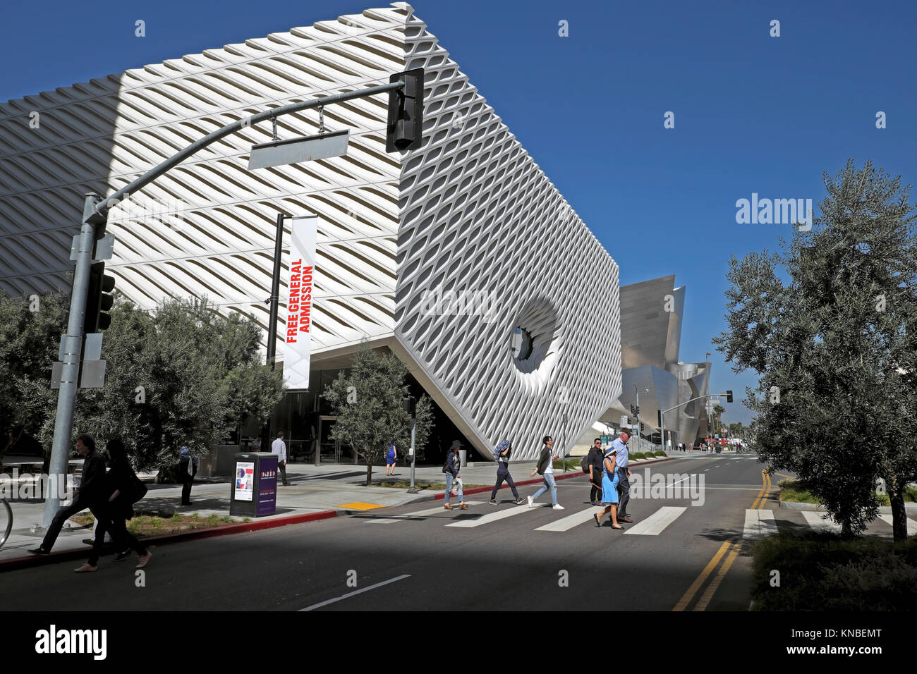 Blick auf Fußgänger überqueren der Straße außerhalb des breiten Museumsbau auf der South Grand Avenue in Downtown Los Angeles LA CALIFORNIA USA KATHY DEWITT Stockfoto