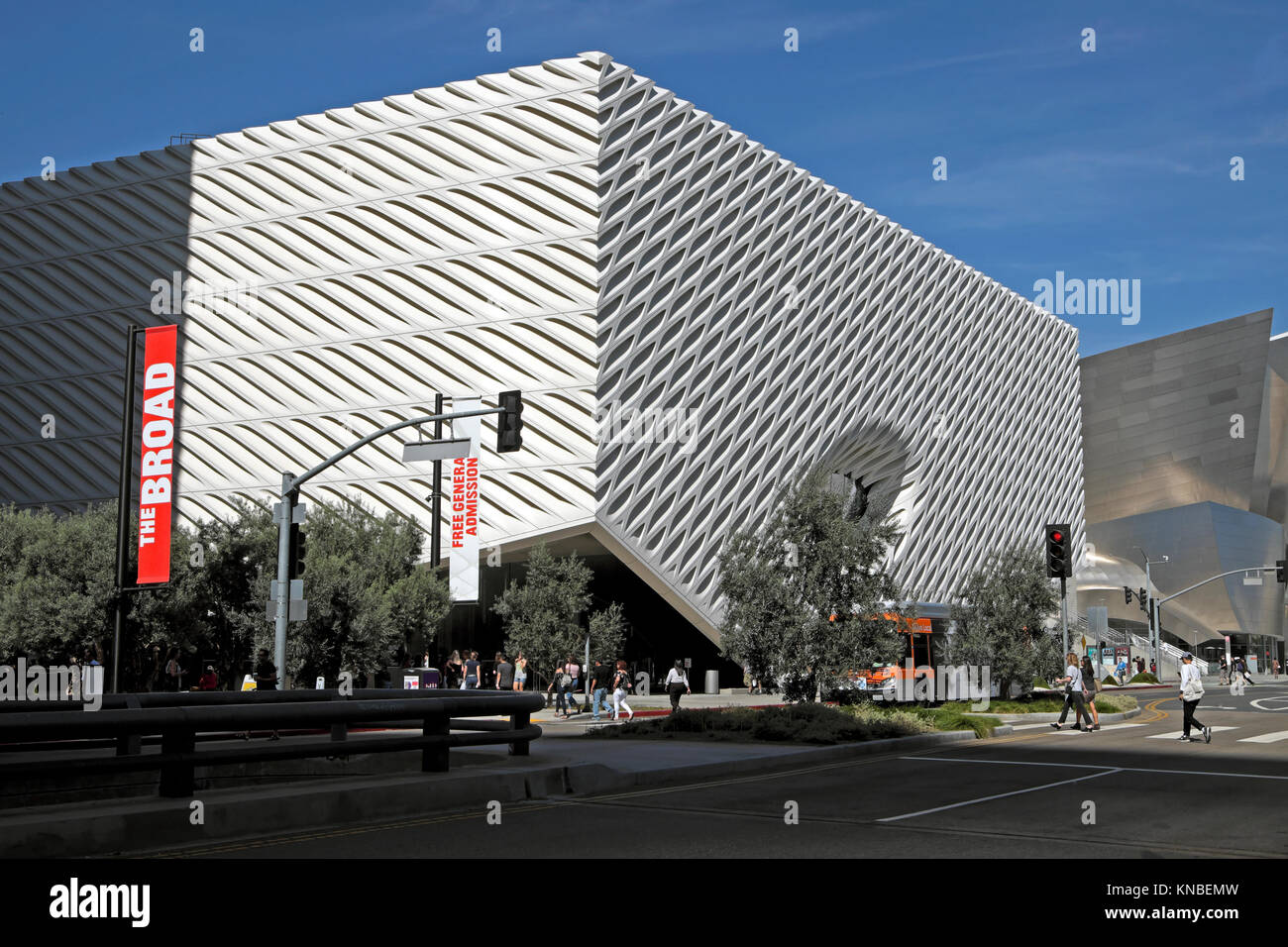 Blick auf Fußgänger überqueren der Straße außerhalb des breiten Museumsbau auf der South Grand Avenue in Downtown Los Angeles LA CALIFORNIA USA KATHY DEWITT Stockfoto