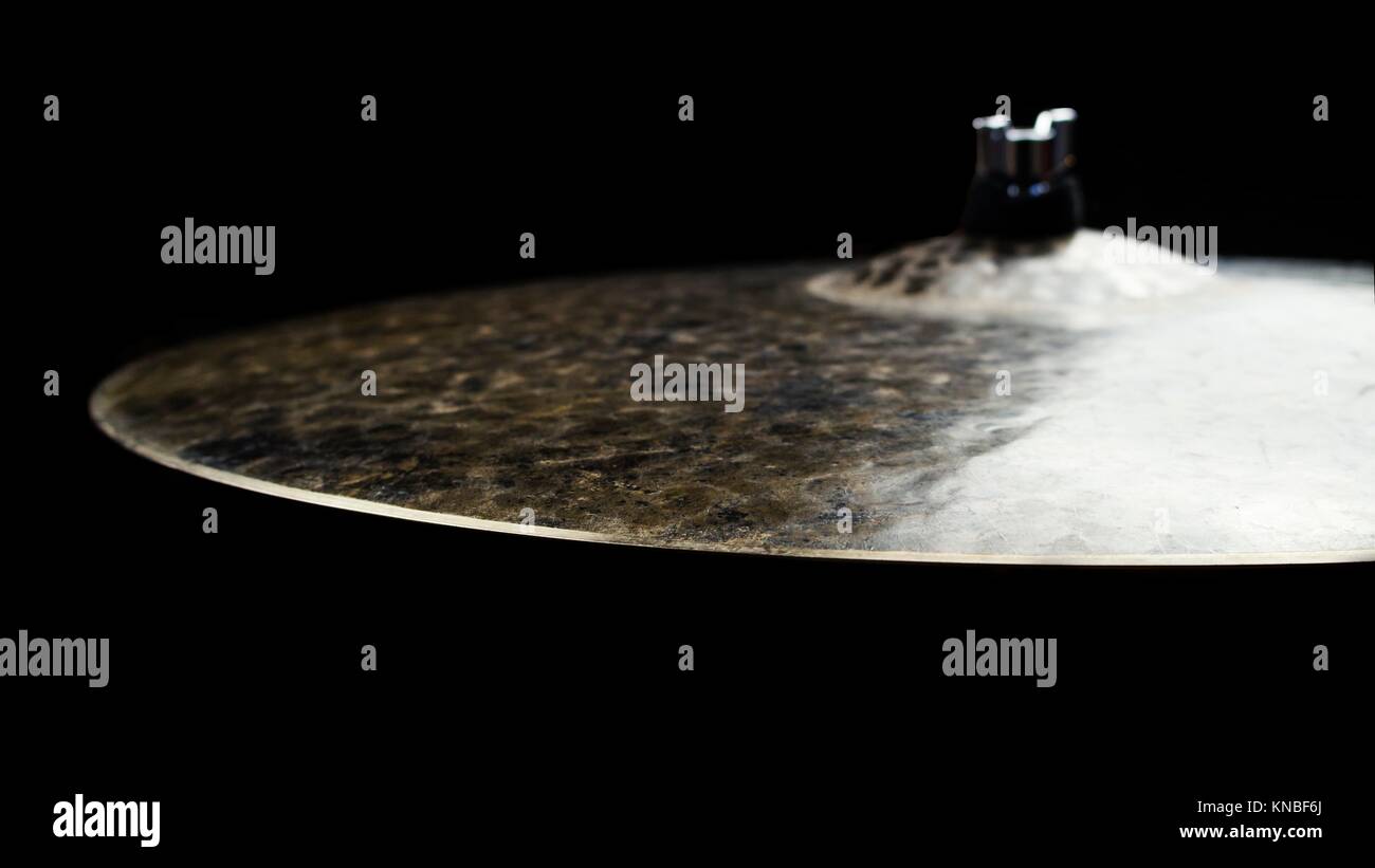 Drum Cymbal Nahaufnahme isoliert auf schwarzen Hintergrund. Stockfoto