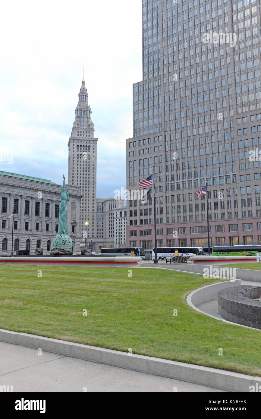 Die outdoor grasartigen 'Mall' Bereich in der Innenstadt von Cleveland, Ohio, von ikonischen Wahrzeichen einschließlich der Brunnen des ewigen Lebens Statue auf einem Herbst Tag flankiert. Stockfoto