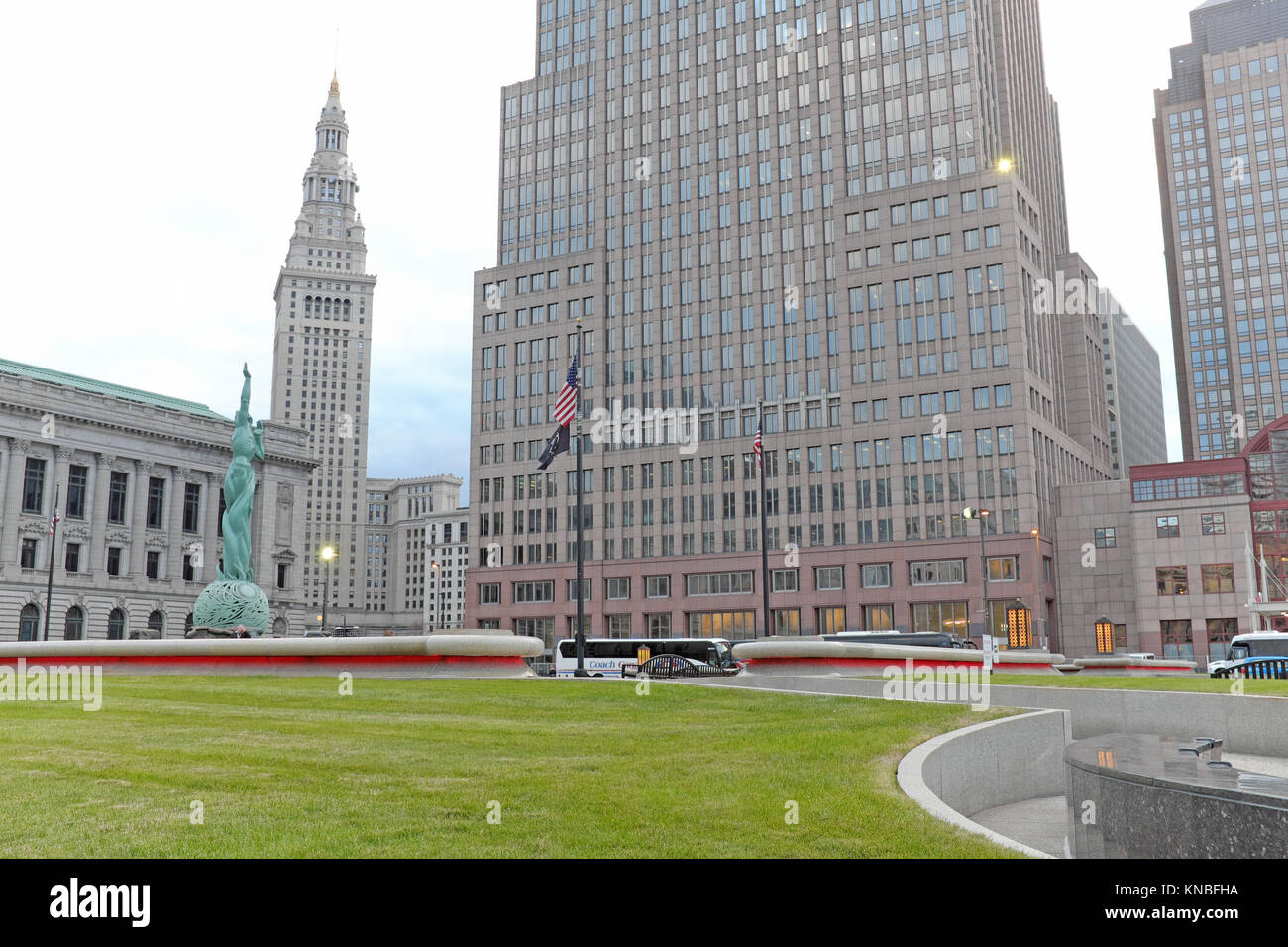 Die outdoor grasartigen 'Mall' Bereich in der Innenstadt von Cleveland, Ohio, von ikonischen Wahrzeichen einschließlich der Brunnen des ewigen Lebens Statue auf einem Herbst Tag flankiert. Stockfoto