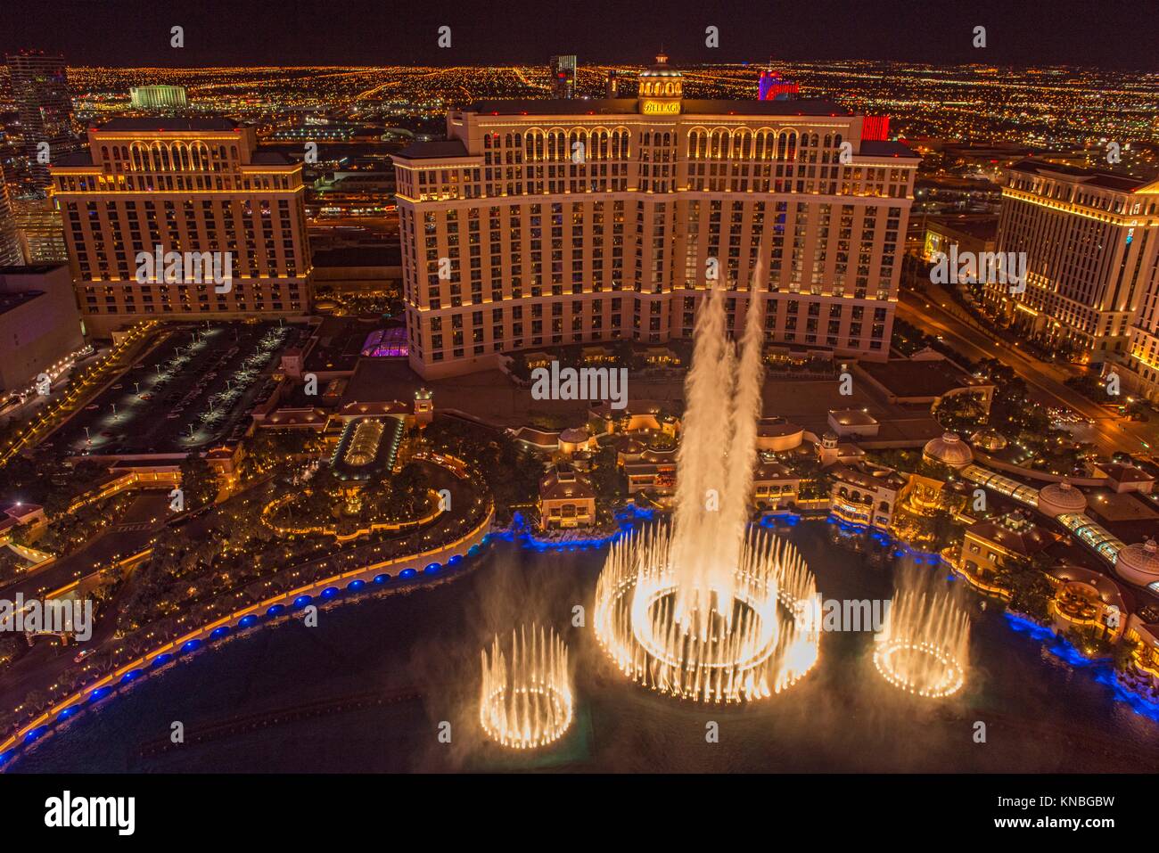 Las Vegas bei Nacht aus dem Paris Casino Resort Hotel Eiffelturm - Bellagio Hotel und Brunnen, Las Vegas, Nevada, USA. Stockfoto