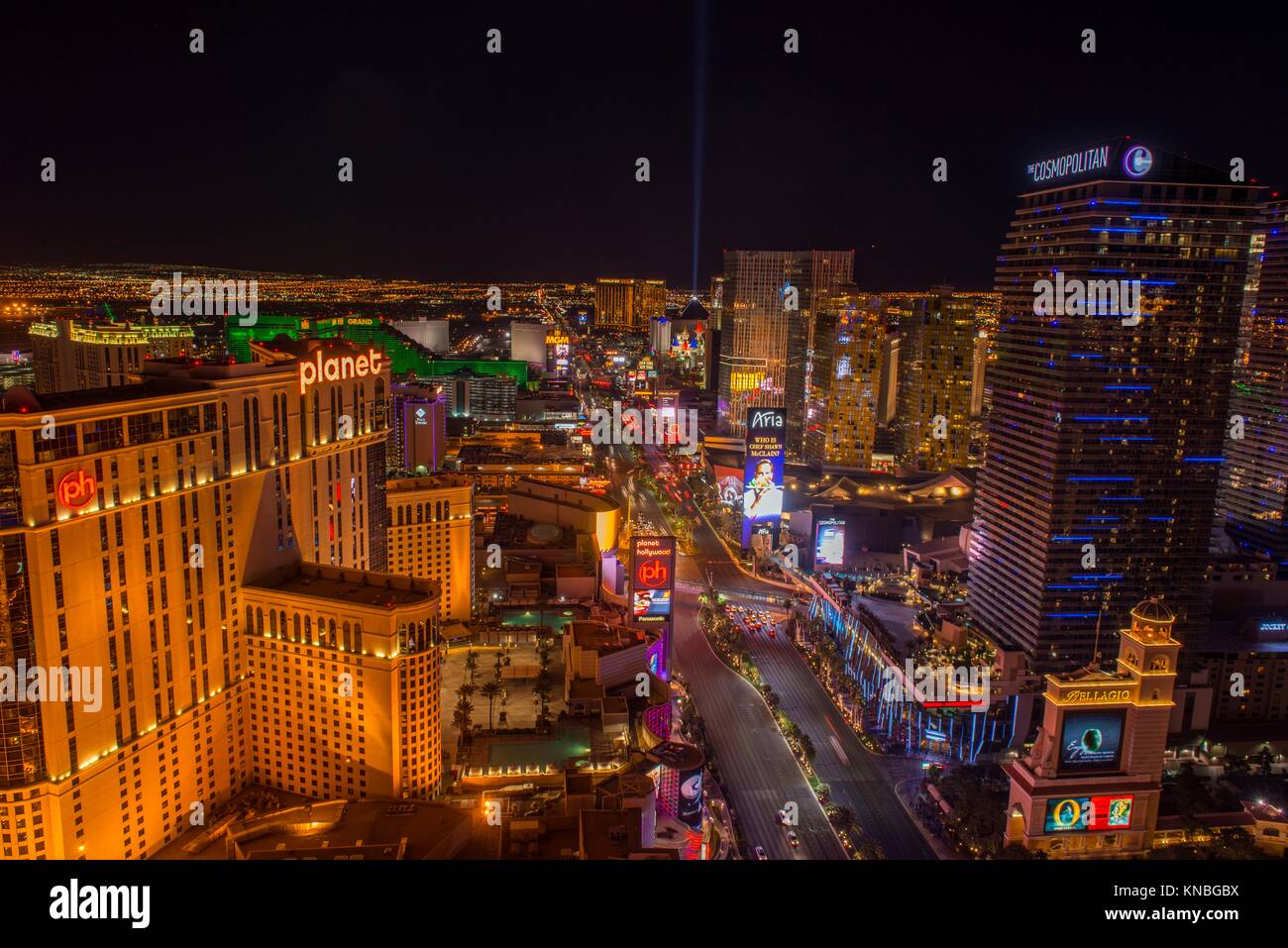 Las Vegas bei Nacht aus dem Paris Casino Resort Hotel Eiffel Turm - die Streifen - Las Vegas Blvd., Las Vegas, Nevada, USA. Stockfoto