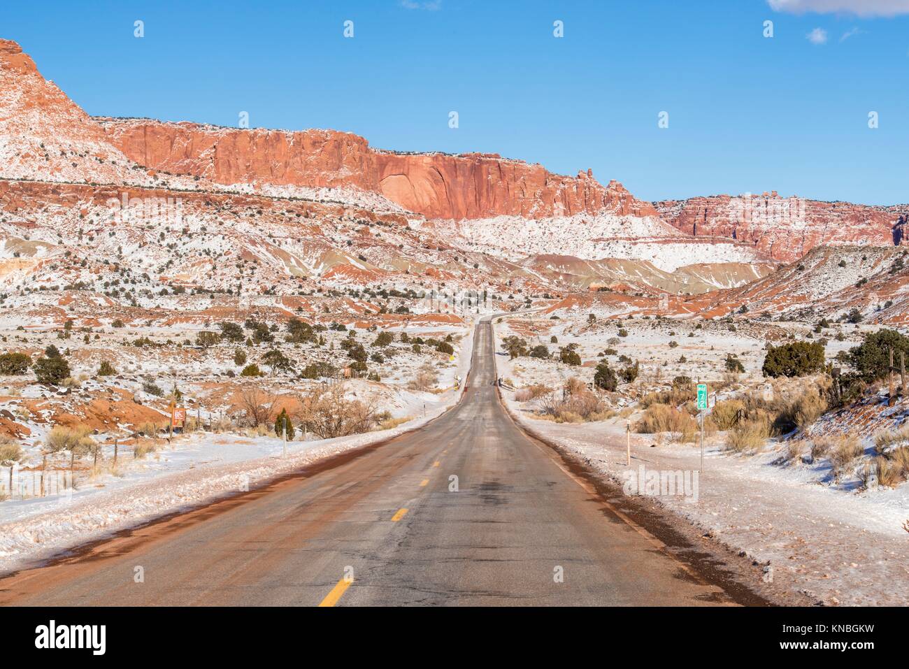 Frischer Schnee in der Wüste mit Highway 24, Capitol Reef National Park, Utah, USA. Stockfoto