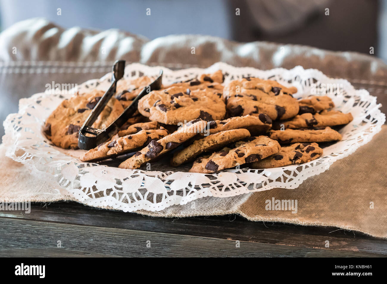 Platte von Chocolate Chip Cookies mit Kunststoff Tong - Seitenansicht Stockfoto