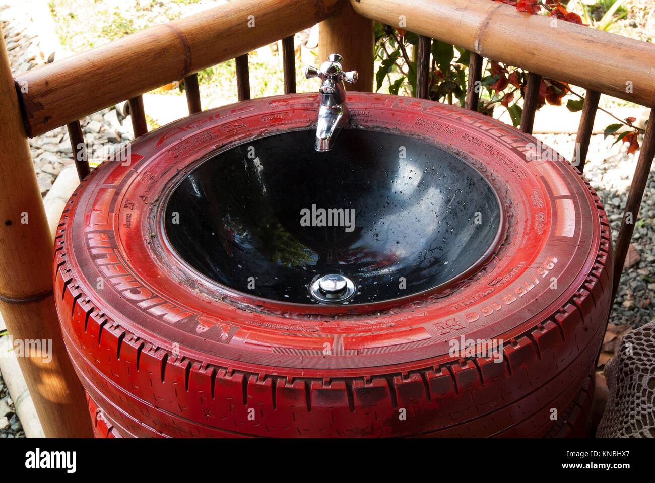 Ein Waschbecken in recycelt und lackiert Reifen in einem Restaurant in  Salento, Kolumbien, Südamerika eingestellt Stockfotografie - Alamy