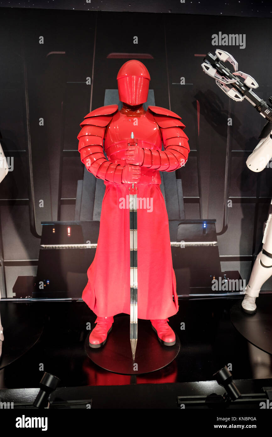 Lebensgroße Nachbildung einer Prätorianergarde, fiktionalen Charakter von Star Wars Der letzte Jedi an den Pop des Film-up Stores in der Innenstadt von Toronto, Kanada. Stockfoto