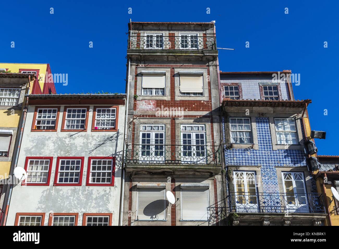 Wohnhäusern auf Ribeira Platz in Porto Stadt auf der Iberischen Halbinsel, die zweitgrößte Stadt ...