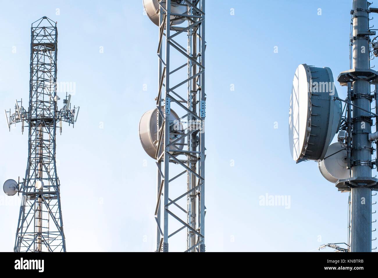 Broadcast relay station Antennen mit steigender Tendenz. Telekommunikation Türme mit blauen klaren Himmel. Stockfoto