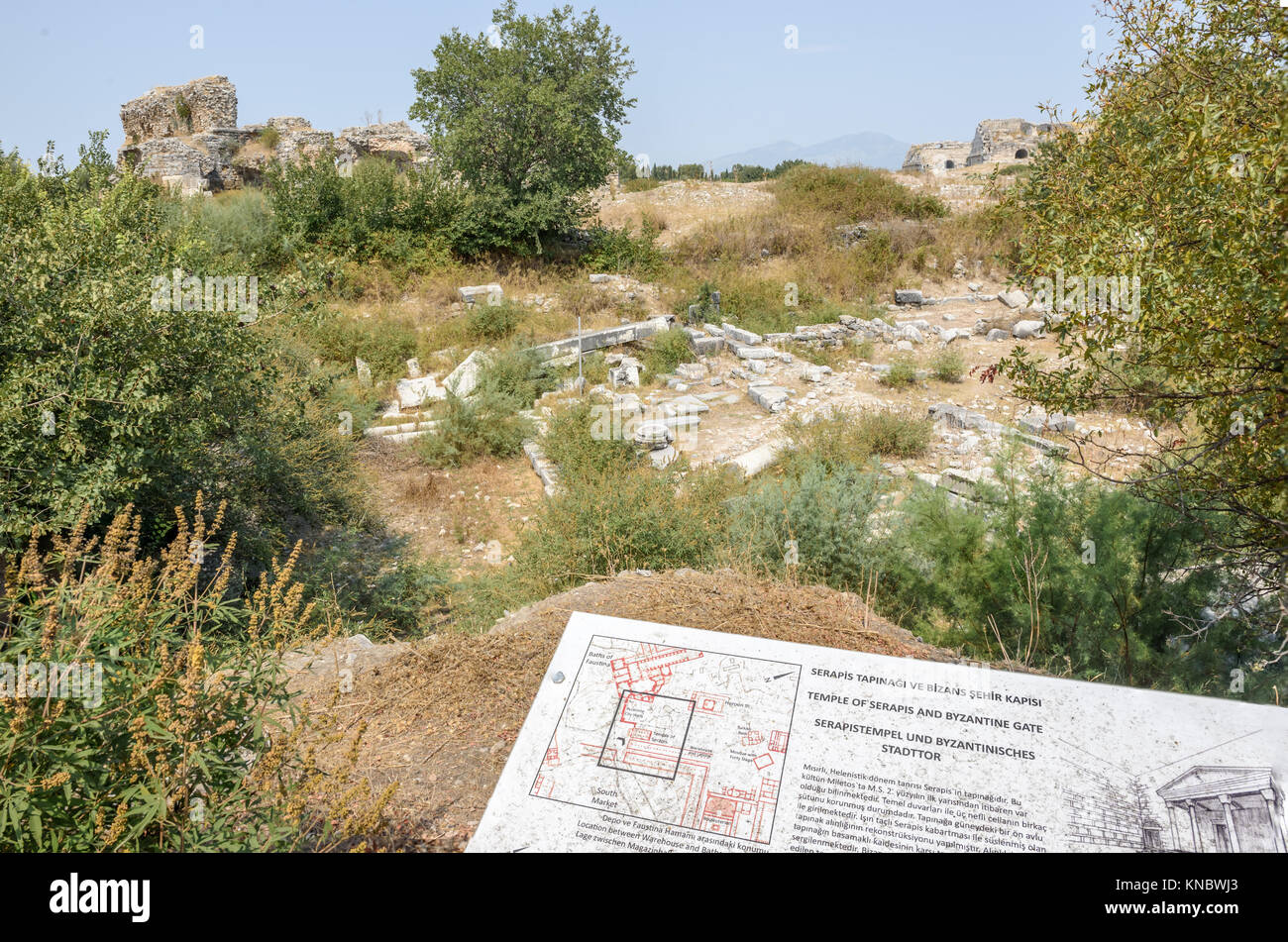 Äußere hohe Auflösung Panoramablick auf den Tempel des Serapis und Byzantinischen Tor Ruinen von Milet Antike griechische Stadt in Didim, Aydin, Türkei. Stockfoto