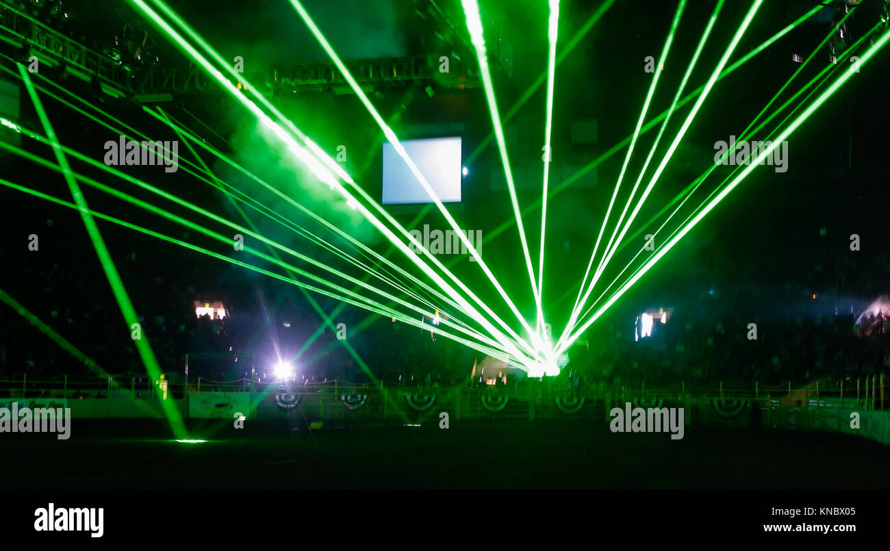 Schöne und aufregende Lasershow bei einem Indoor Rodeo Arena in den USA Stockfoto