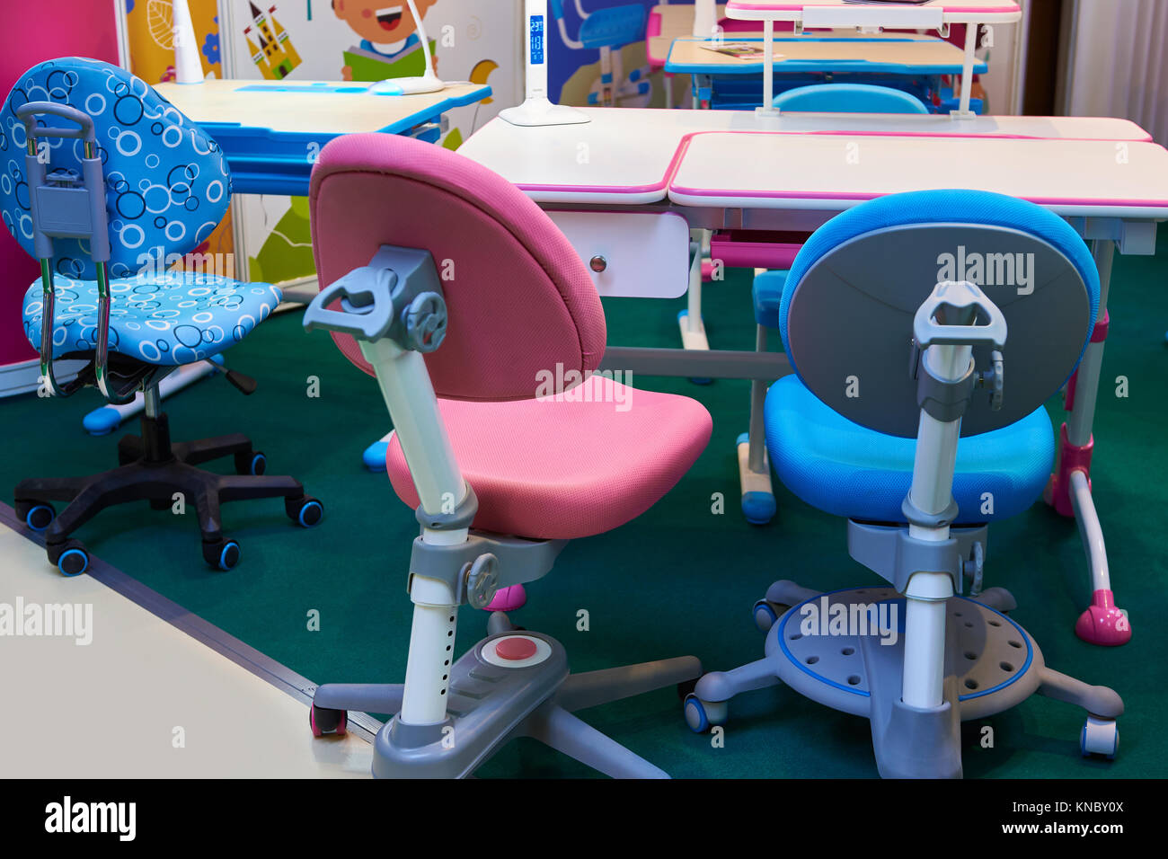 Kinderstühle auf Rädern und Schreibtische im Store. Stockfoto