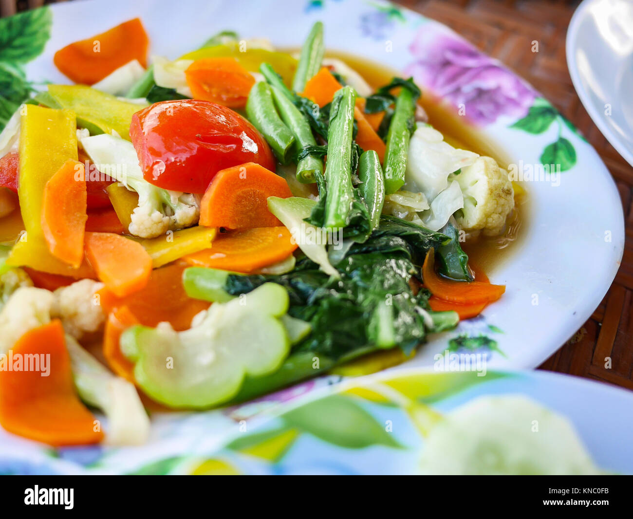 Gemischtes Gemüse stire - gebraten mit Tomaten, Karotten, Kohl, Kohl, Blumenkohl, Kürbis, Paprika Stockfoto
