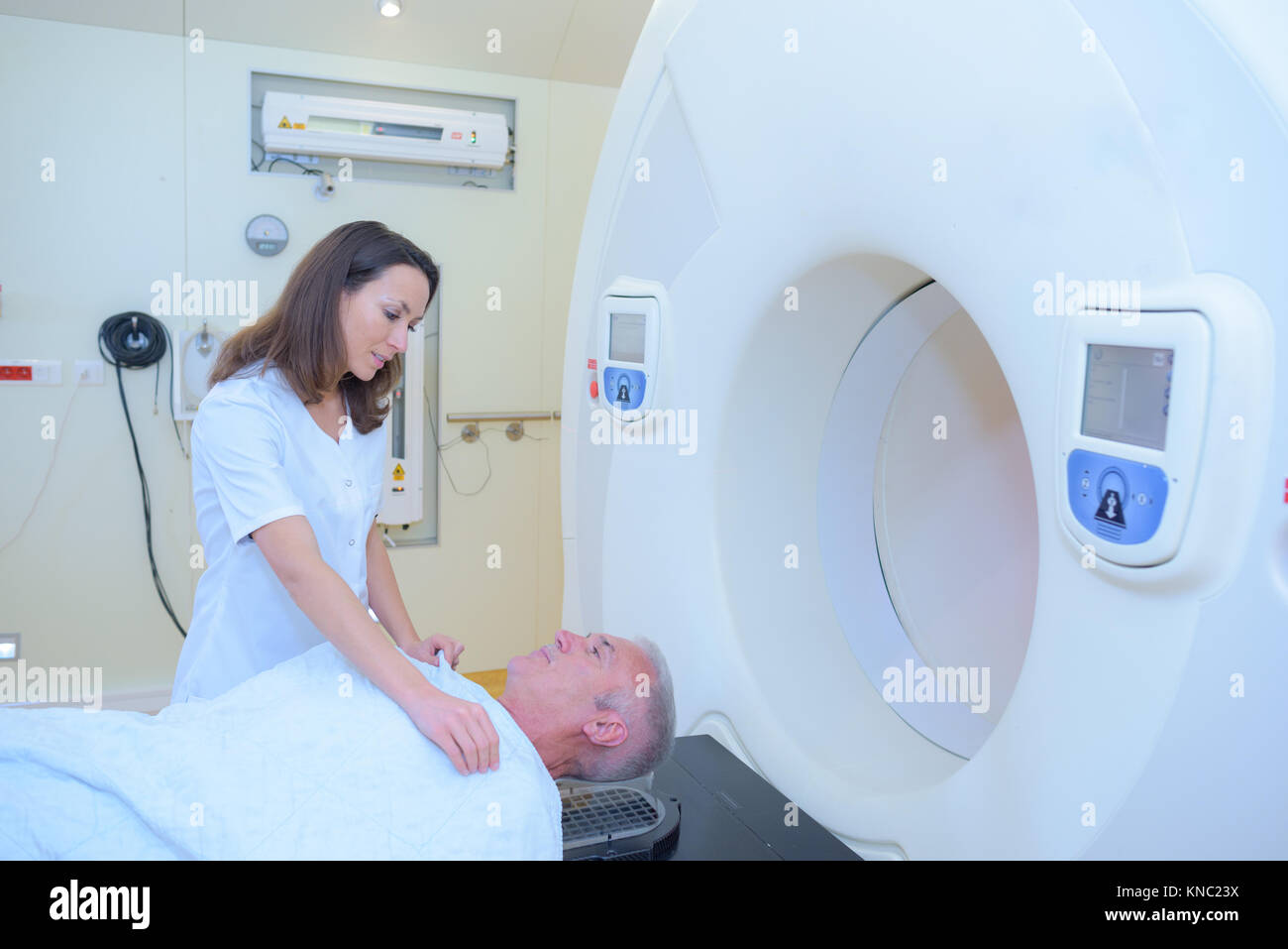 Radiologen, die Anweisung zu Patient Stockfoto