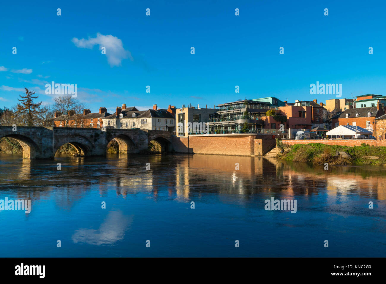 Die alte Brücke Hereford Überquerung des Flusses Wye in Richtung der linken Bank und Stadt Stockfoto