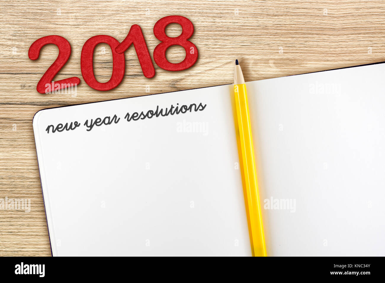Ansicht von oben in 2018 neues Jahr Auflösung mit leeren öffnen Notebook und gelben Bleistift auf hölzernen Tischplatte, Mock up für ihren Inhalt oder Design Stockfoto