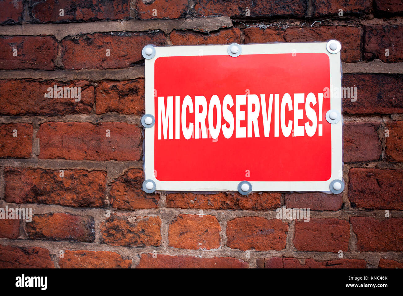 Hand schreiben Bildunterschrift Inspiration zeigt MicroServices-Architektur Konzept Bedeutung Micro Services auf alten Ankündigung Schild mit Hintergrund geschrieben und s Stockfoto