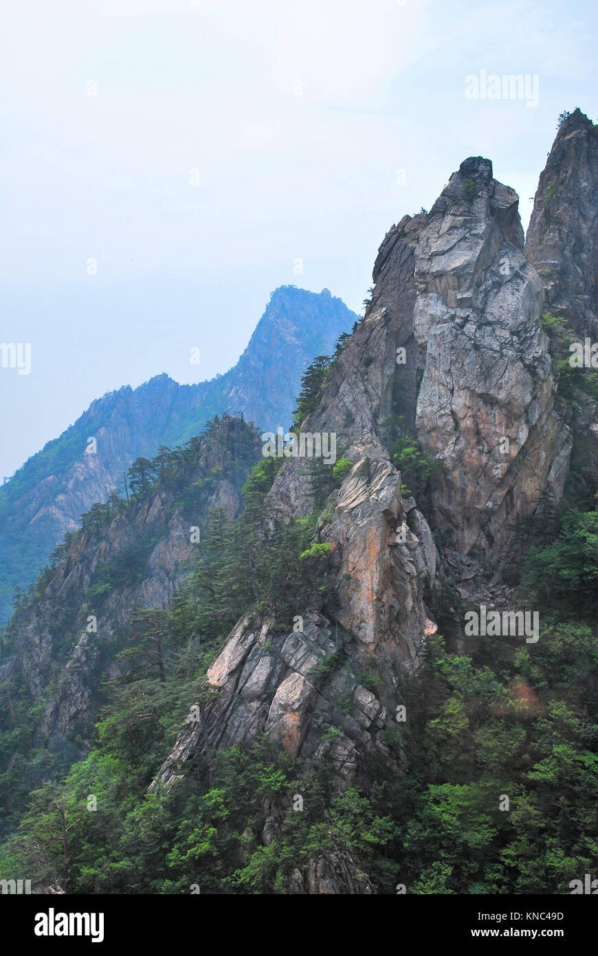 Verräterische Berg Felsen mit spitzen und scharfen Kanten. Symbolisiert abstrakte Konzepte wie Gefahr, Reise und Urlaub, Umwelt und pollu Stockfoto