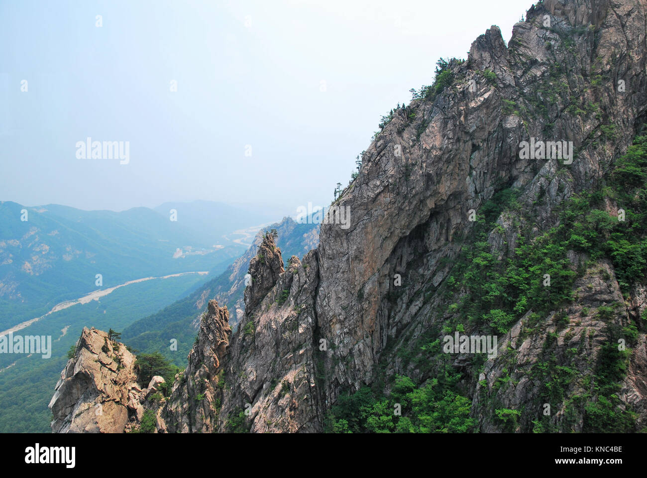 Verräterische Berg Felsen mit spitzen und scharfen Kanten. Symbolisiert abstrakte Konzepte wie Gefahr, Reise und Urlaub, Umwelt und pollu Stockfoto