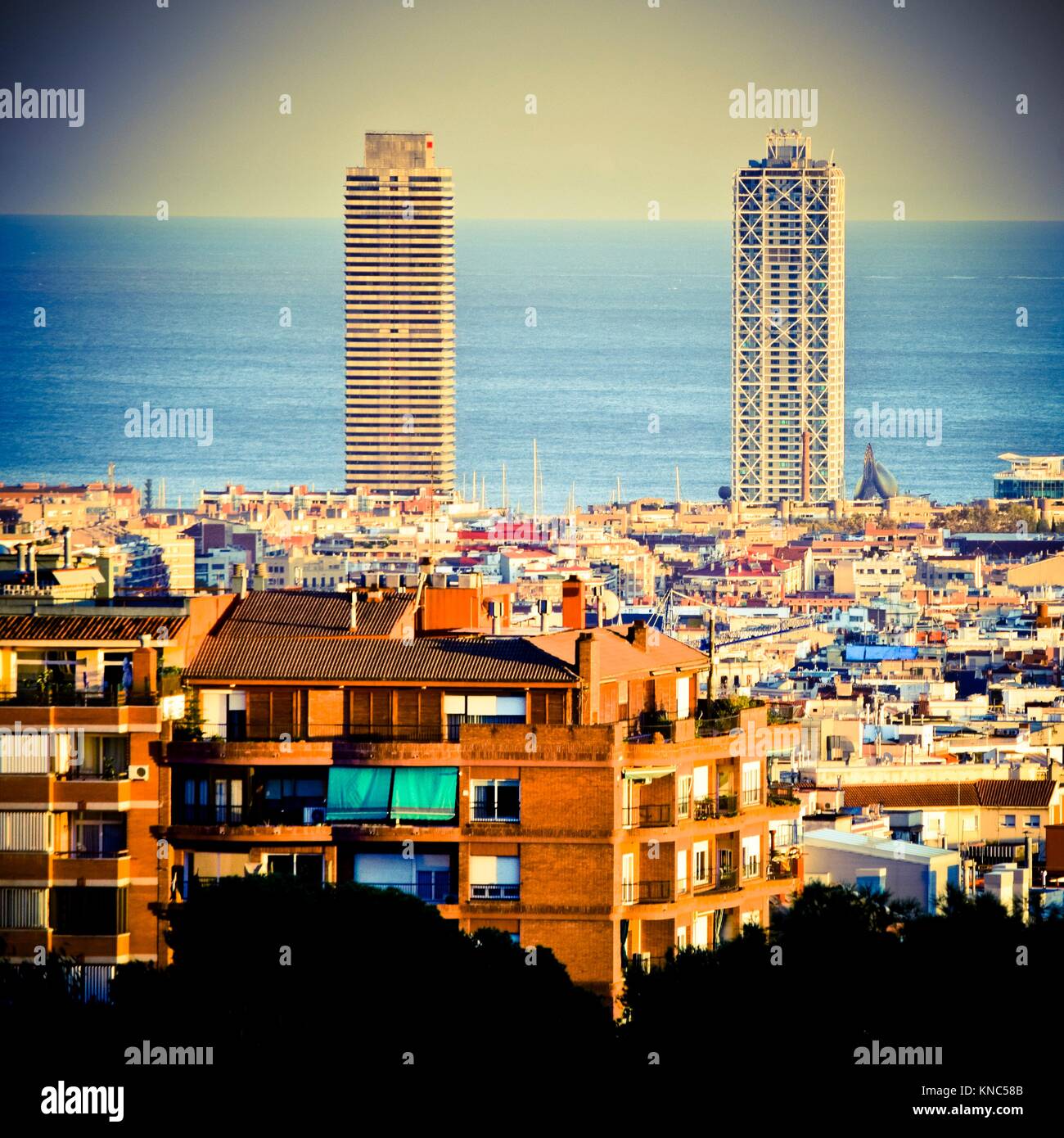 Stadtbild, das Hotel Arts und Mapfre Turm. Barcelona, Katalonien, Spanien. Stockfoto