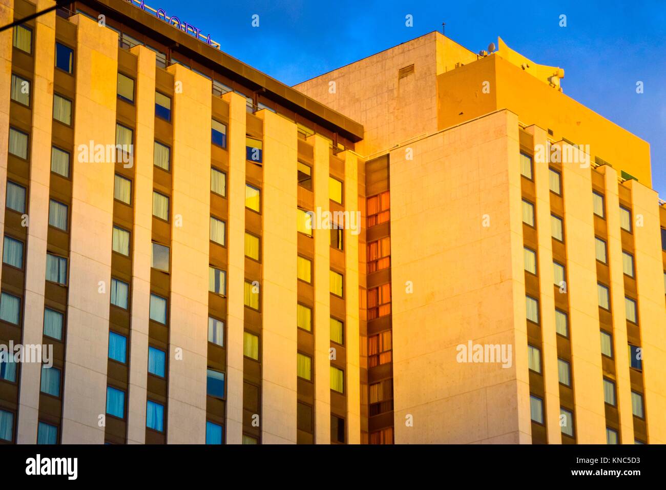 Apartment Gebäude. Wohnhaus Fassade mit Fenstern. Barcelona, Katalonien, Spanien Stockfoto