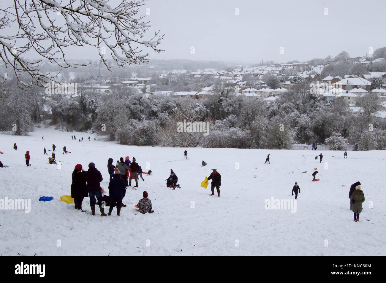 Die Menschen genießen die Schneefälle in Scharf, Felder, Hemel Hempstead, Hertfordshire, Großbritannien Stockfoto