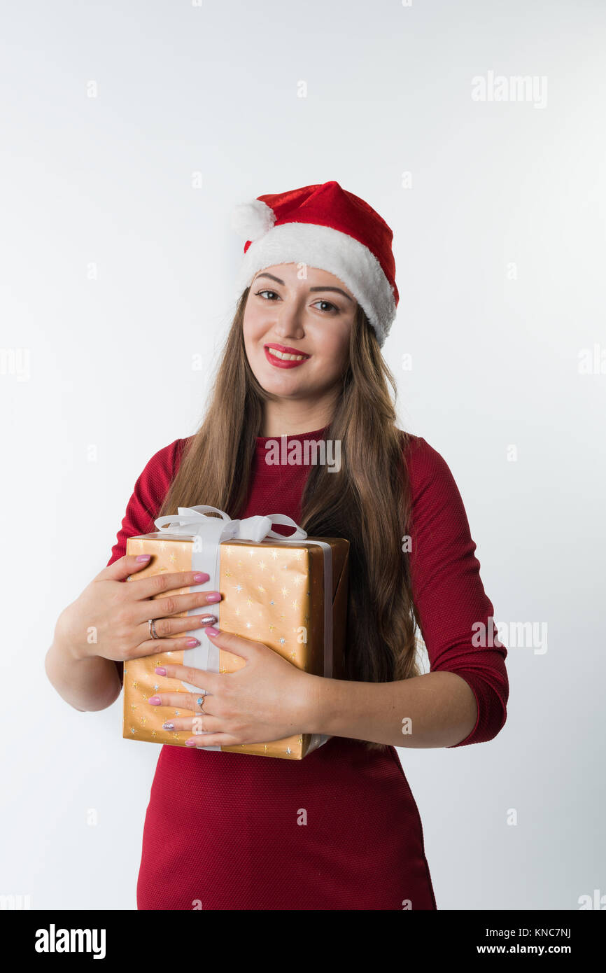 Frau das Tragen der roten Weihnachtsmann Mütze mit Geschenk Stockfoto