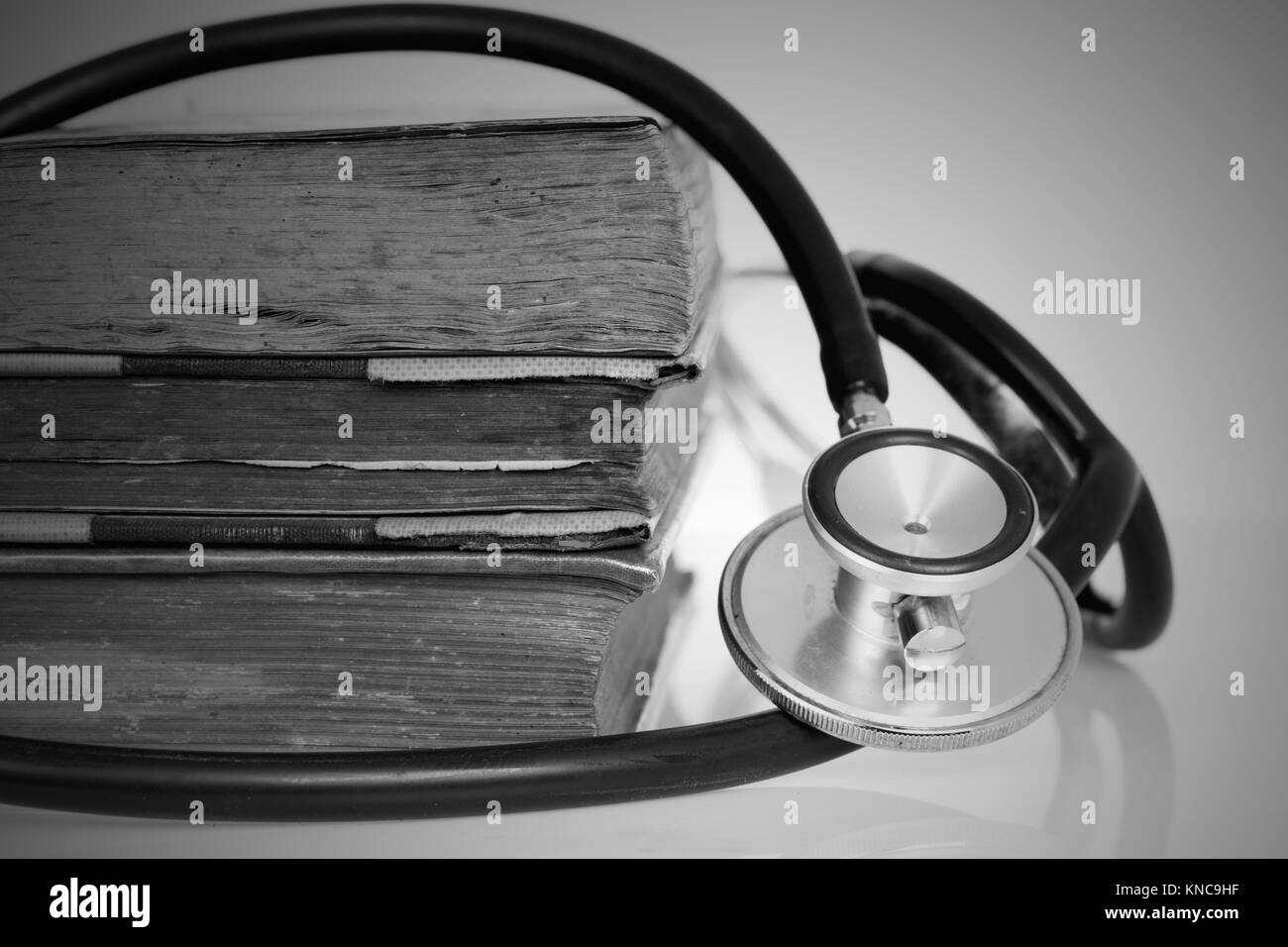 Medizinische Forschung oder Ethik Konzept, Stethoskop mit alten Büchern Stockfoto
