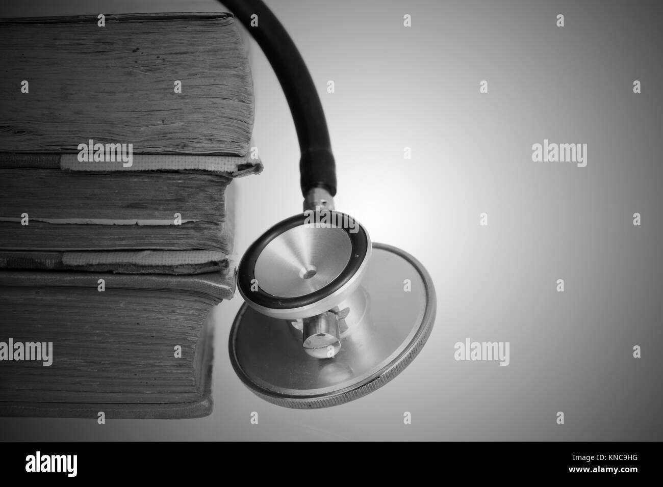 Medizinische Forschung oder Ethik Konzept, Stethoskop mit alten Büchern Stockfoto