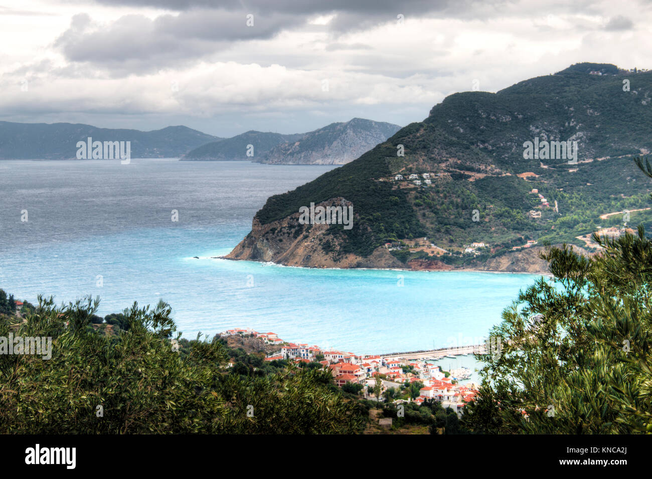 Blick über die Bucht von Skopelos Stadt auf der Insel Skopelos in Griechenland Stockfoto