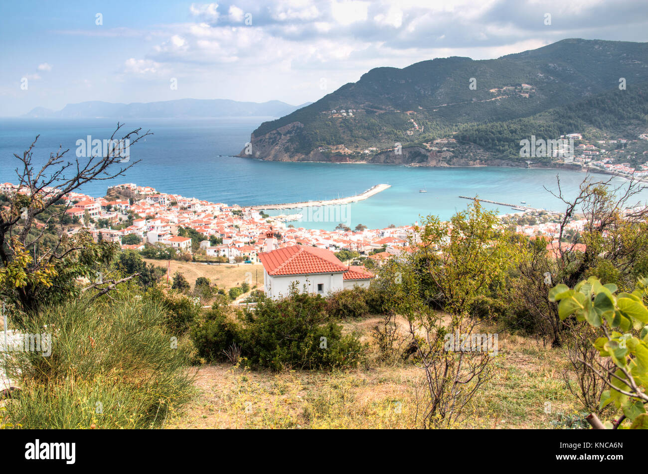 Blick über die Bucht von Skopelos Stadt auf der Insel Skopelos in Griechenland Stockfoto