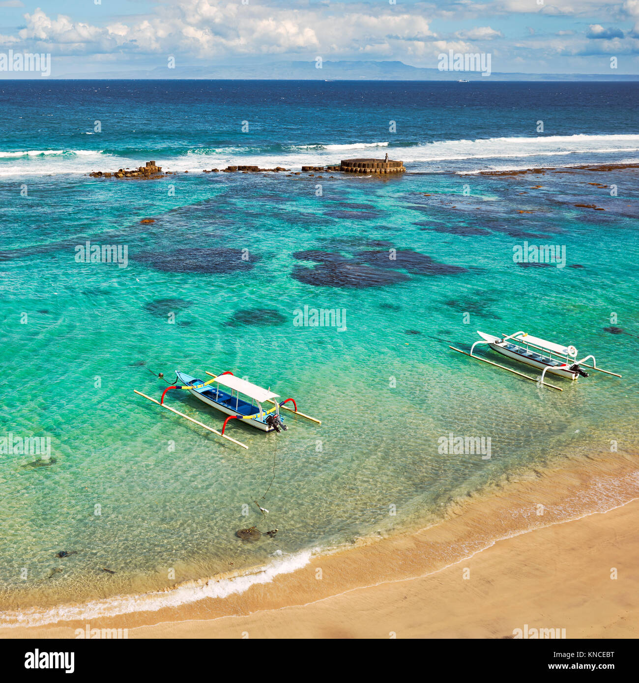 Luftaufnahme der Mendira Bucht mit Booten vor dem Strand in der Nähe von Candidasa Dorf. Manggis, Regierungsbezirk Karangasem, Bali, Indonesien. Stockfoto